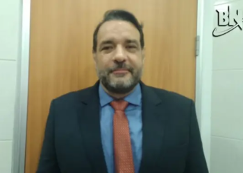 Governo corta ponto dos professores e líder da oposição se manifesta: “maldade”