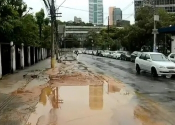 Abastecimento de água é suspenso após vazamento na Avenida Tancredo Neves