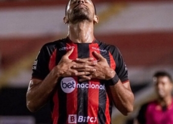 Atacante Santiago Tréllez assina rescisão de contrato com o Vitória