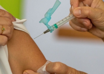 Sociedade de Infectologia pede reforço da vigilância sobre covid-19