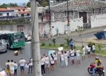 Família protesta e fecha trânsito por morte de vidraceiro em Salvador