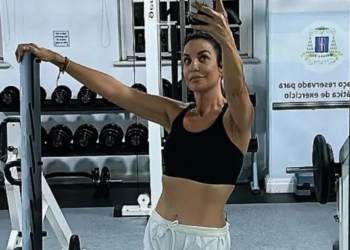 Ivete exibe boa forma no espelho e recebe elogio de famosos: “Vai delícia”