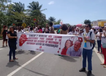 Professores fecham Estrada do Coco em protesto contra Prefeitura de Camaçari