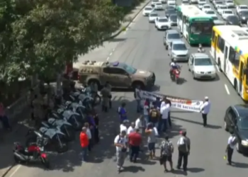 Protesto de rodoviários da extinta CSN deixa trânsito engarrafado na região da Rodoviária de Salvador