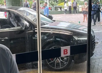 Homem é morto em frente ao Hospital da Bahia e carro invade estabelecimento; saiba mais