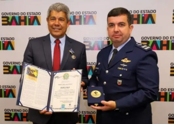 Jerônimo recebe Medalha Mérito Santos-Dumont e se torna primeiro governador em exercício a receber honraria