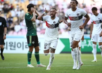 Após mais de cinco meses, Neymar volta a jogar e brilha com dois gols em amistoso do PSG