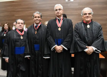 Desembargadores do TJ-BA recebem honraria com presença do presidente da Amab