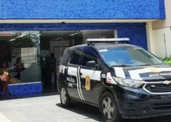 Pai e filho de 4 anos são baleados quando dormiam; caso ocorreu em Feira de Santana