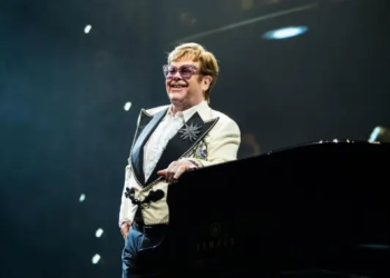Elton John é hospitalizado após acidente doméstico na França