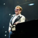 Elton John é hospitalizado após acidente doméstico na França