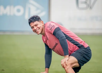 Giovanni Augusto retira pontos na costela e deve se apresentar ao Vitória no início de setembro