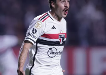 Gabriel Neves provoca Róger Guedes após classificação do São Paulo