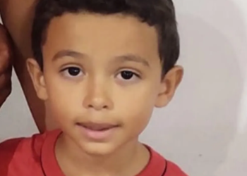 Menino de 8 anos morre após ser atropelado em estacionamento de supermercado em Lavras, MG