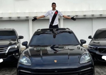 Após polêmica, Luva de Pedreiro ostenta carros de luxo nas redes sociais