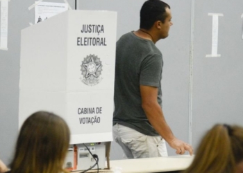 Índice de brasileiros que se dizem de direita é o dobro dos de esquerda, aponta pesquisa