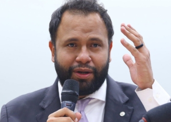 Pastor Henrique Vieira sofre ataques após se opor a projeto contra união entre pessoas do mesmo sexo