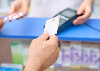 Privacidade à venda: Redes de farmácias usam descontos como isca para lucrar com dados de clientes