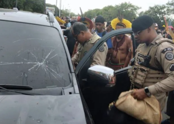 Empresária avança sobre grupo e atropela três indígenas na Bahia