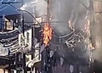 Poste pega fogo no bairro de Pernambués; Coelba já está no local