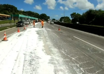 Carga de fertilizante cai de caminhão e provoca congestionamento na BR-324