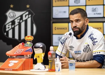 “Temos que pôr a faca nos dentes”, diz volante após Santos se complicar na briga contra o rebaixamento