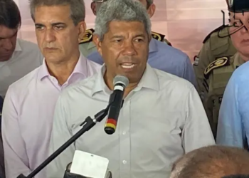 Jerônimo acusa ACM Neto de não descer do palanque e minimiza críticas de ex-prefeito: “Não vem para somar”