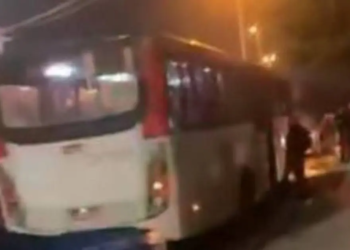 Três pessoas ficam feridas após criminosos jogarem bomba em ônibus no Rio de Janeiro