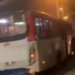 Três pessoas ficam feridas após criminosos jogarem bomba em ônibus no Rio de Janeiro
