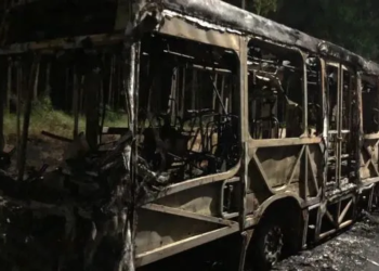 Ônibus é incendiado após ação policial em Castelo Branco