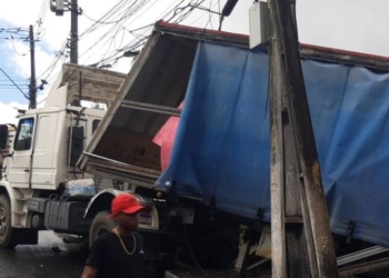 Motorista perde controle de carreta e veículo quase cai em ribanceira na Vila Laura; veja vídeo