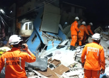 Prédio de 3 andares desaba em Cosme de Farias