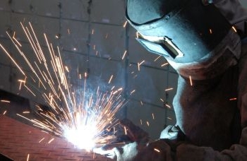 Produção industrial cresce 0,4% de julho para agosto