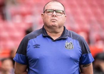 Após sofrer goleada de 7 a 1, técnico diz que Santos “não jogará a toalha” e pede para time manter a “cabeça erguida”