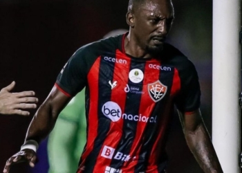 Jogador do Vitória é vítima de racismo na internet: “voltem pra África”