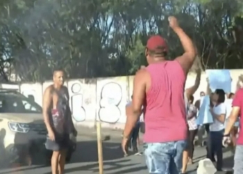 Jardim Cajazeiras: Populares fecham a pista em protesto
