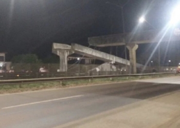 Caminhão derruba passarela na BR-324