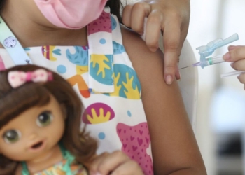 Vacinação protege crianças de sequelas da covid-19