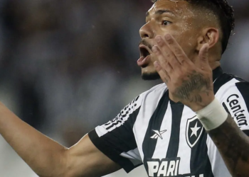Tiquinho Soares valoriza empate do Botafogo na briga pelo título do Brasileiro: “Vai ajudar lá na frente”