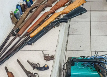 PM descobre oficina clandestina com 16 armas e cartuchos de diversos calibres na Bahia