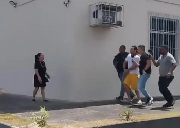 Sob protestos, Ederlan Mariano chega para audiência de custódia; veja