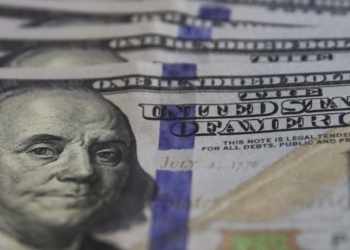 Dólar cai para R$ 4,86 e fecha no menor valor em dois meses