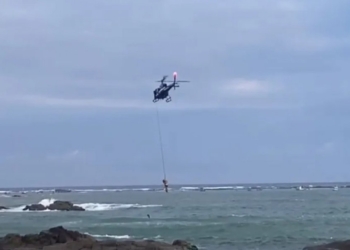 Turista alemão é resgatado pelo Graer na praia de Itapuã