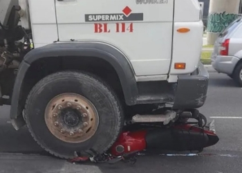 Colisão entre moto e caminhão deixa trânsito lento na Avenida Bonocô