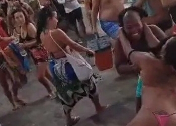 Mulheres trocam tapas e puxões de cabelo no Porto da Barra, em Salvador