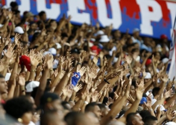 Jogadores do Bahia discutem com torcida após derrota dentro de casa