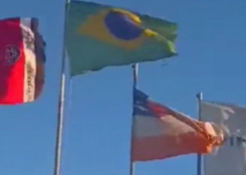 Torcida do Vitória coloca bandeira do clube em mastro no aeroporto