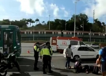Trabalhador do Samu cai de garupa de moto na Avenida Paralela
