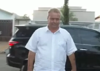 Prefeito se entrega à polícia após invadir casa e atirar contra ex