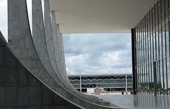 STF condena mais oito réus pelos atos do 8 de janeiro